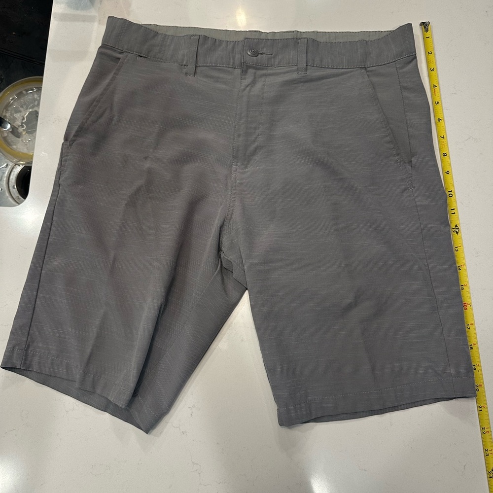 Men’s 20” Burnside Gray Hybrid Walk Shorts, size 34.